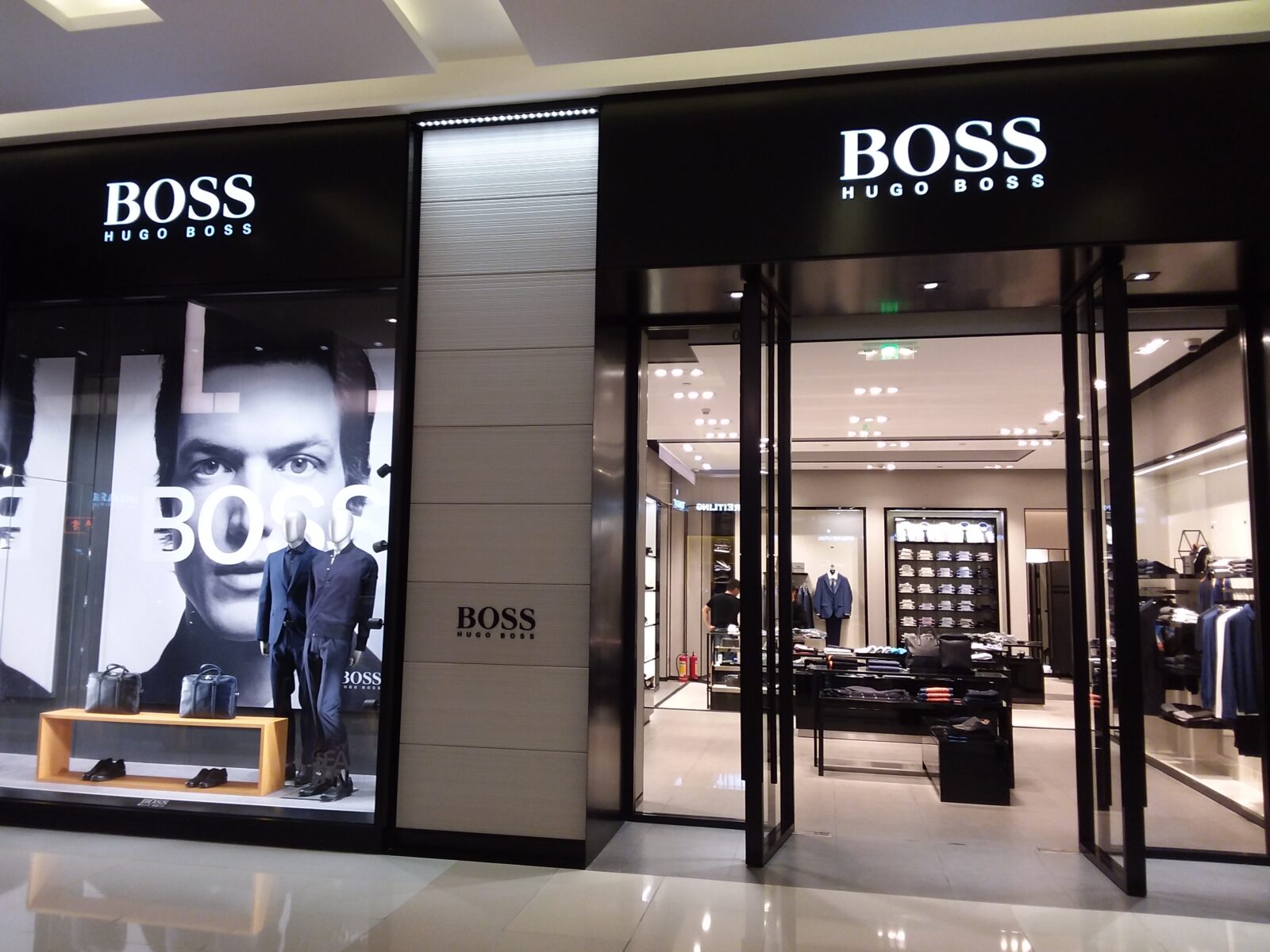 SZ_深圳_Shenzhen_羅湖_Luohu_金光華廣場_Kingglory_Plaza_night_August_2018_SSG_shop_Hugo_Boss_clothing